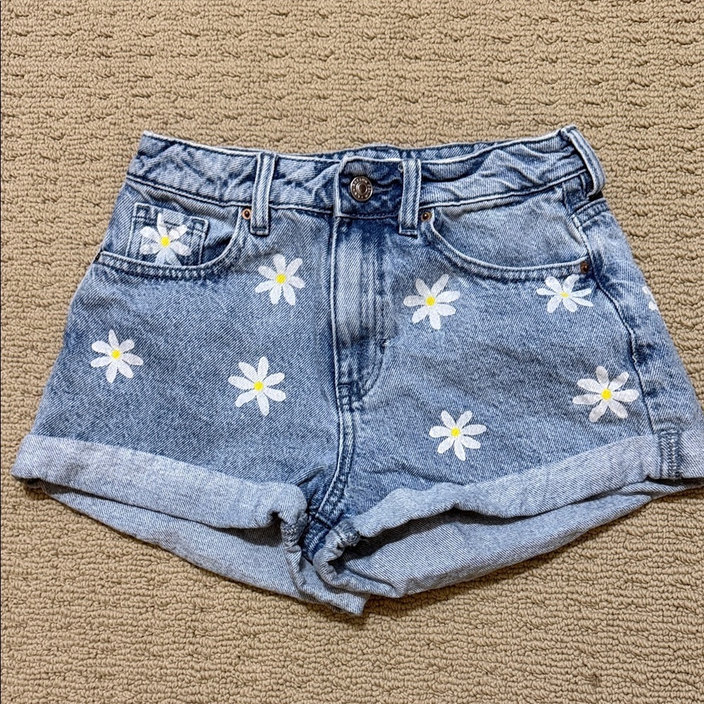 PacSun Mom Jean Blue Jean Shorts with Daisy Design.  Size 25”.